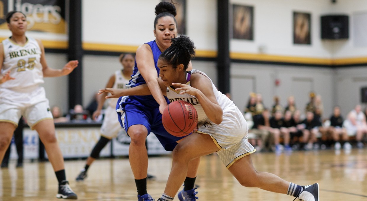 Basketball Slips Past Montreat 58-51